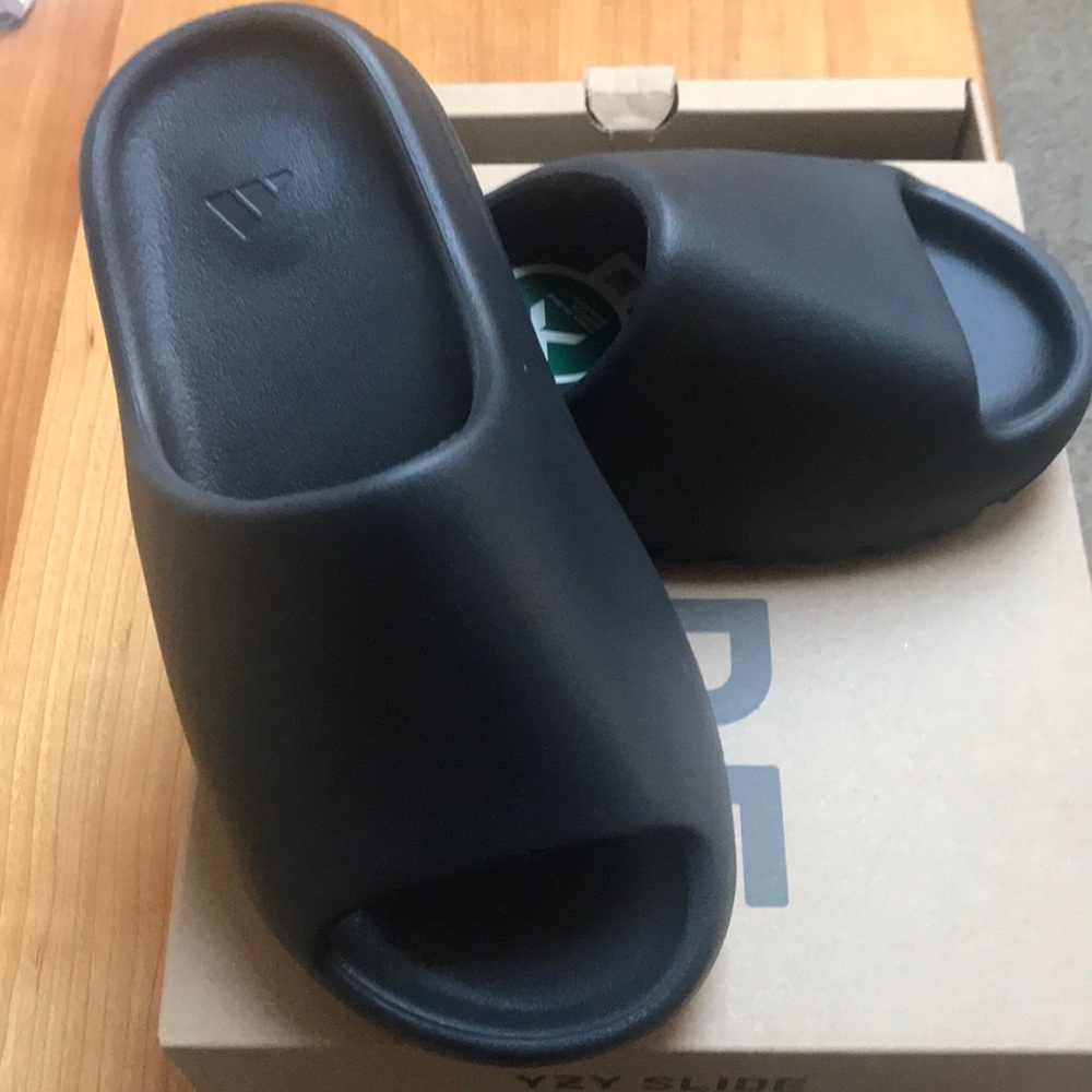 New unisex Size 5 Black Adidas Yeezy Slide.